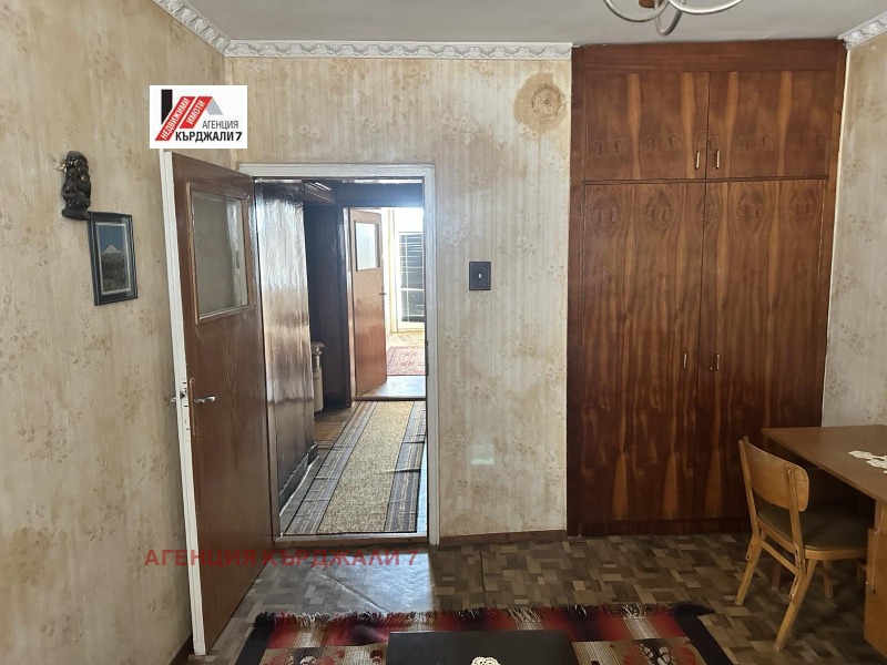 Продава МНОГОСТАЕН, гр. Кърджали, Байкал, снимка 8 - Апартаменти - 52800837