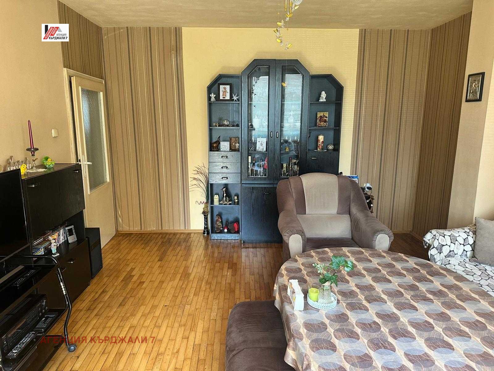 Продава МНОГОСТАЕН, гр. Кърджали, Център, снимка 2 - Апартаменти - 54404832
