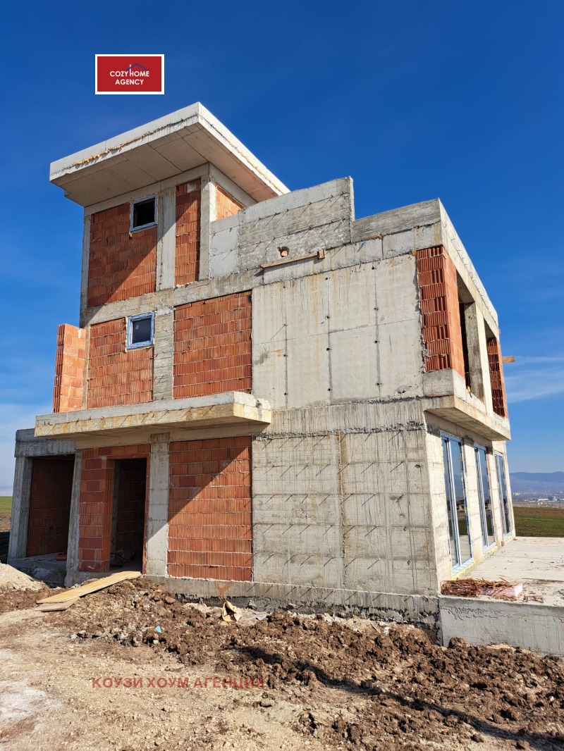 Продава КЪЩА в област София, с. Гурмазово - 328 кв.м / 360 000 € » 704 098.80 лв., КОУЗИ ХОУМ АГЕНЦИЯ