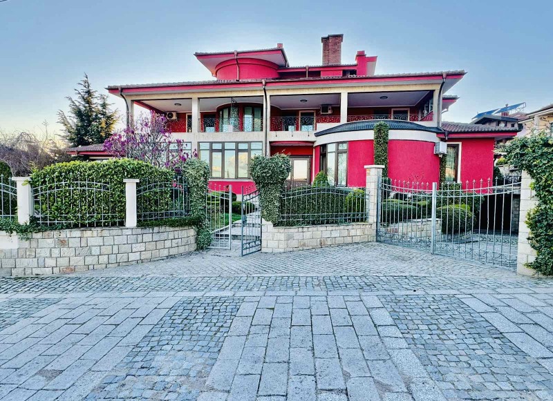 Продава ХОТЕЛ в област Пловдив, гр. Карлово - 1300 кв.м / 1 600 000 € » 3 129 328.00 лв., ИМОТ ИНВЕСТ
