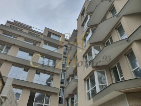 Studie Kolhozen pazar, Varna 1