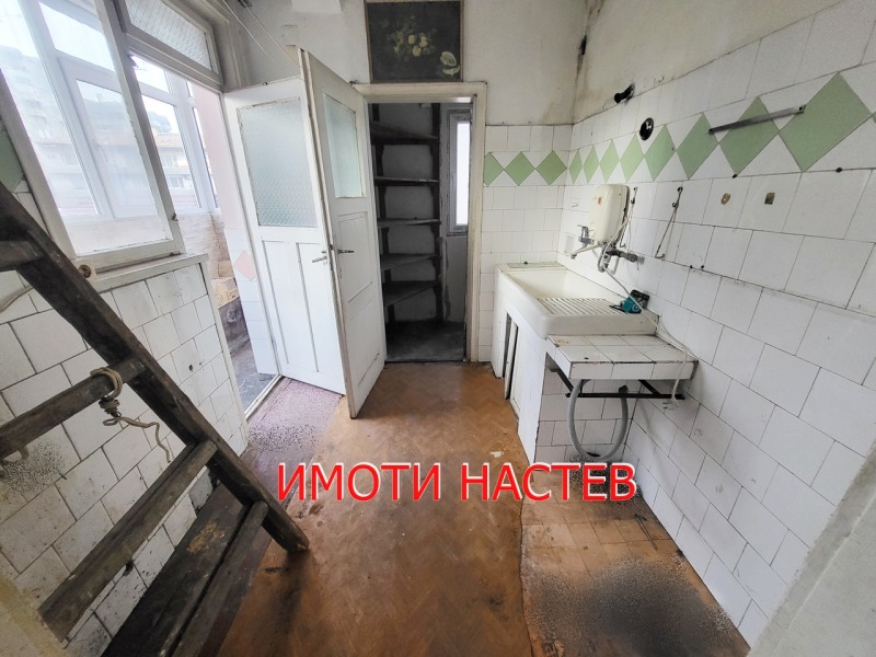 Продава ЕТАЖ ОТ КЪЩА, гр. Шумен, Център, снимка 6 - Етаж от къща - 52558095