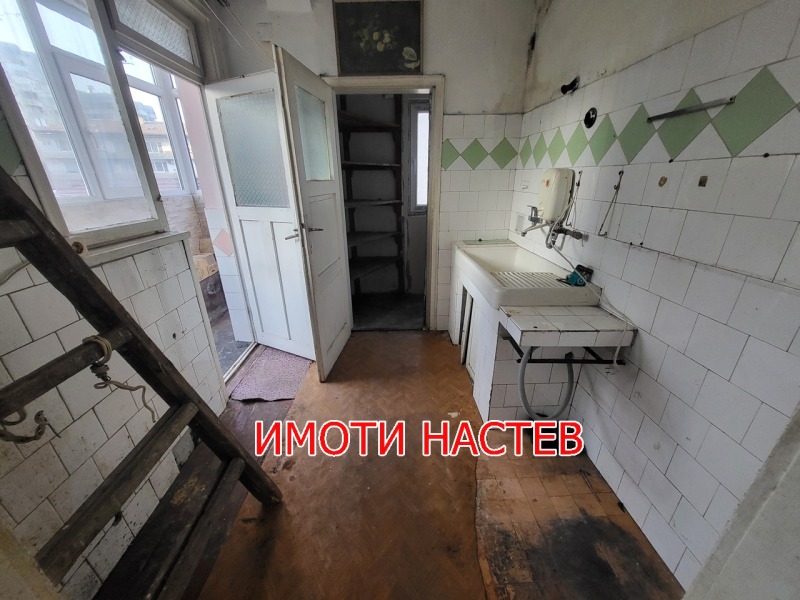 Продава ЕТАЖ ОТ КЪЩА, гр. Шумен, Център, снимка 7 - Етаж от къща - 52558095