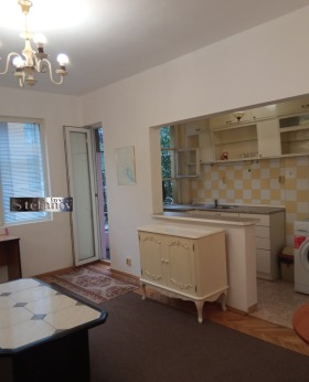 1 quarto VINS-Tcherven plochtchad, Varna