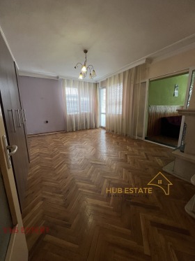 3+ soverom Tsentar, Dobrisj