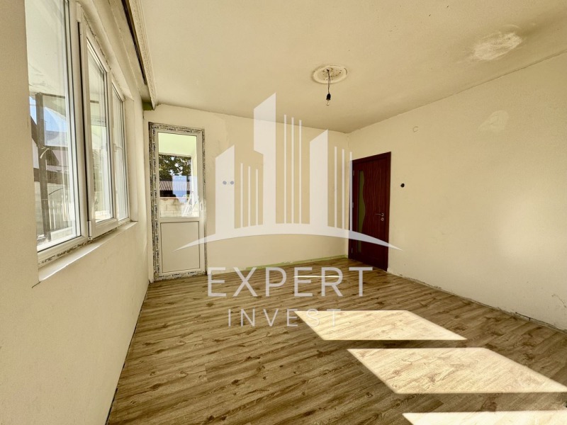 Продава ЕТАЖ ОТ КЪЩА, гр. Варна, Галата, снимка 4 - Етаж от къща - 52836758