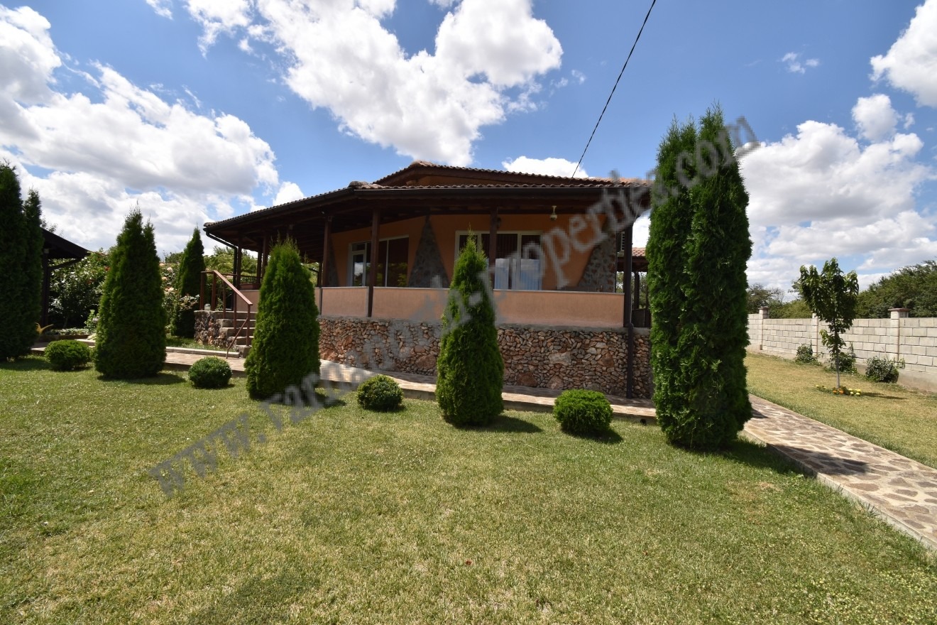 Продава КЪЩА, с. Славеево, област Добрич, снимка 2 - Къщи - 52951766