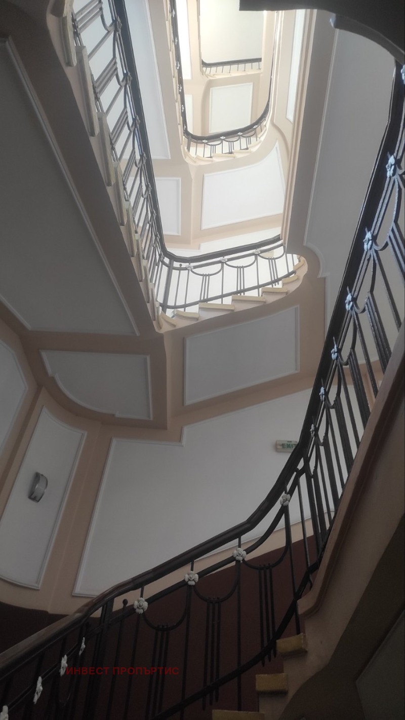 Продава ЕТАЖ ОТ КЪЩА, гр. Варна, Център, снимка 2 - Етаж от къща - 53161928