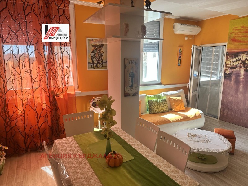 Продава 2-СТАЕН, гр. Кърджали, Център