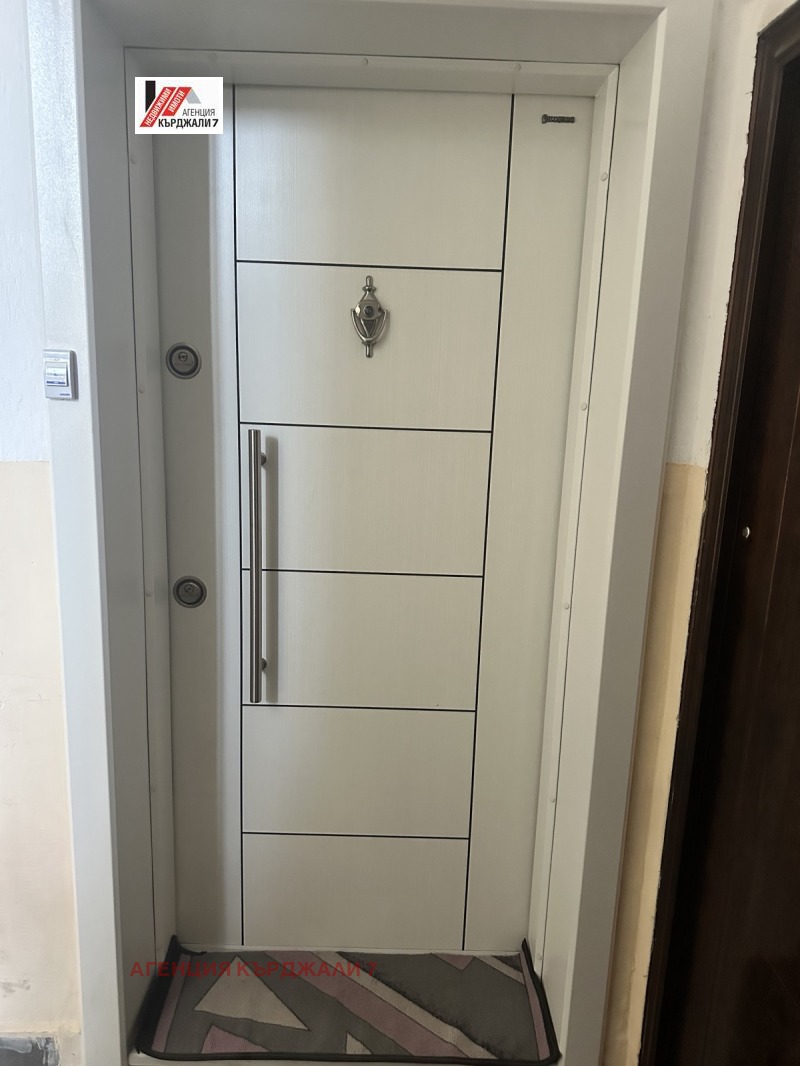 Продава 2-СТАЕН, гр. Кърджали, Център, снимка 15 - Апартаменти - 52909504