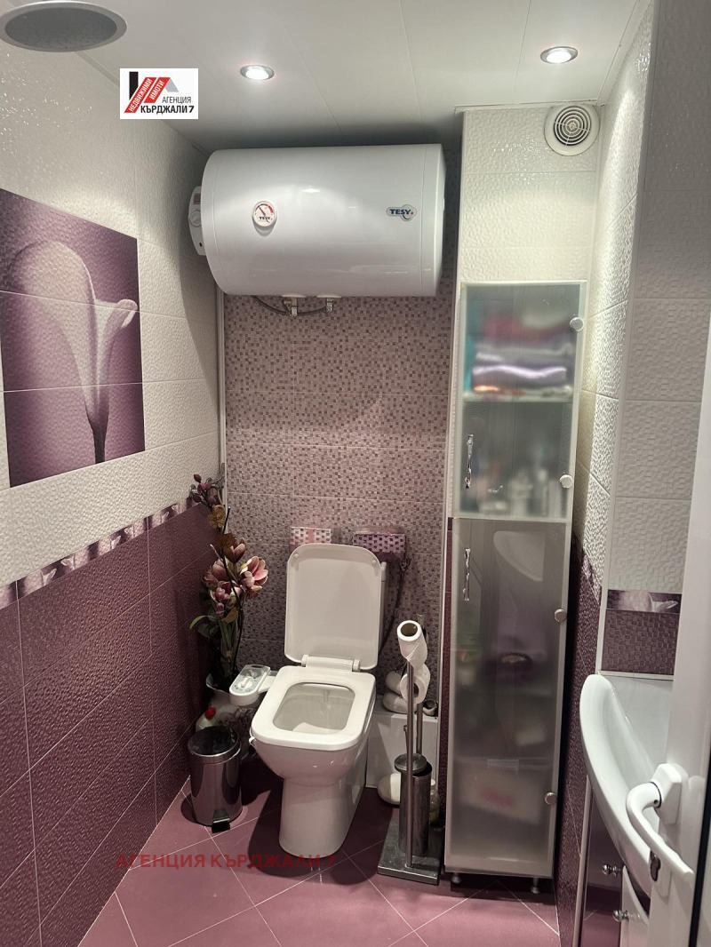 Продава 2-СТАЕН, гр. Кърджали, Център, снимка 13 - Апартаменти - 52909504