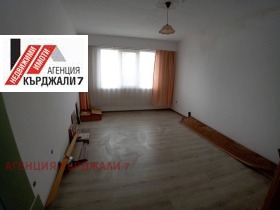 1 chambre Vazrojdentsi, Kardjali 1