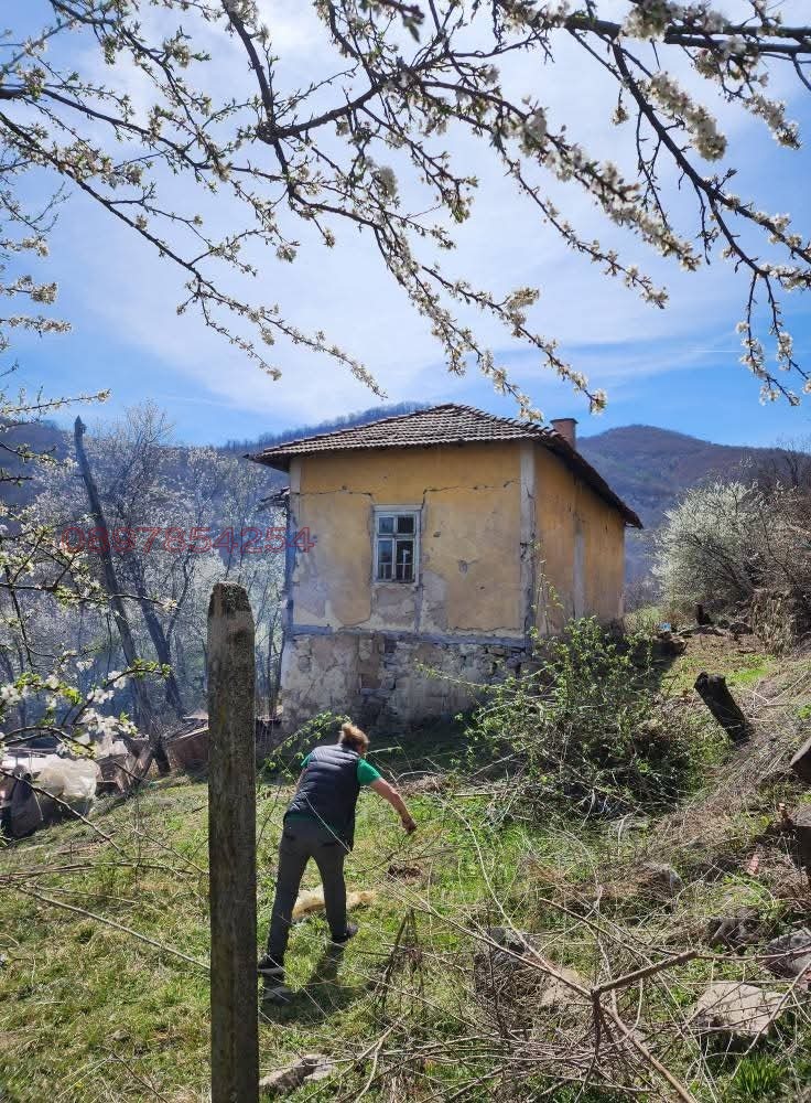 Продава КЪЩА, с. Липница, област София област
