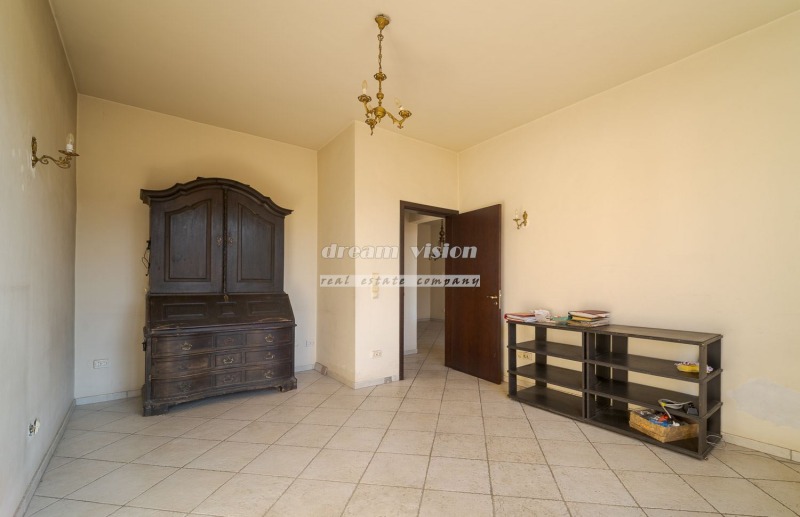 Продава 4-СТАЕН, гр. София, Център, снимка 2 - Апартаменти - 52489733