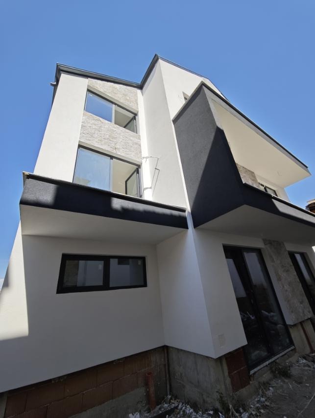 Продава МНОГОСТАЕН, гр. Кюстендил, Център, снимка 2 - Апартаменти - 56132280