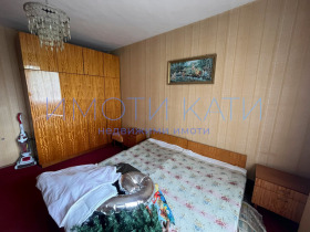 2 makuuhuonetta Iztok, Pernik 3