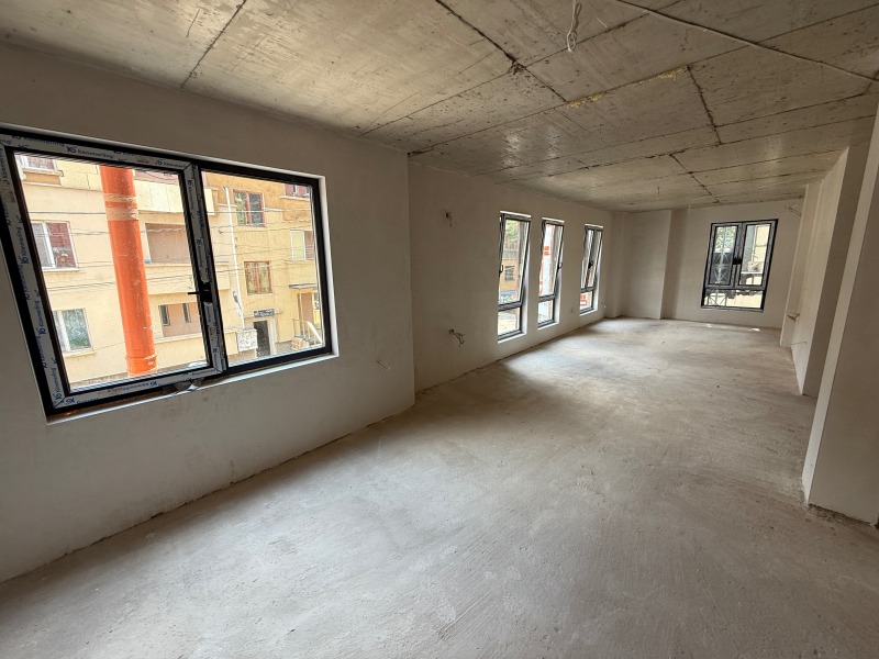 Продава  3-стаен град Перник , Център , 104 кв.м | 92734153