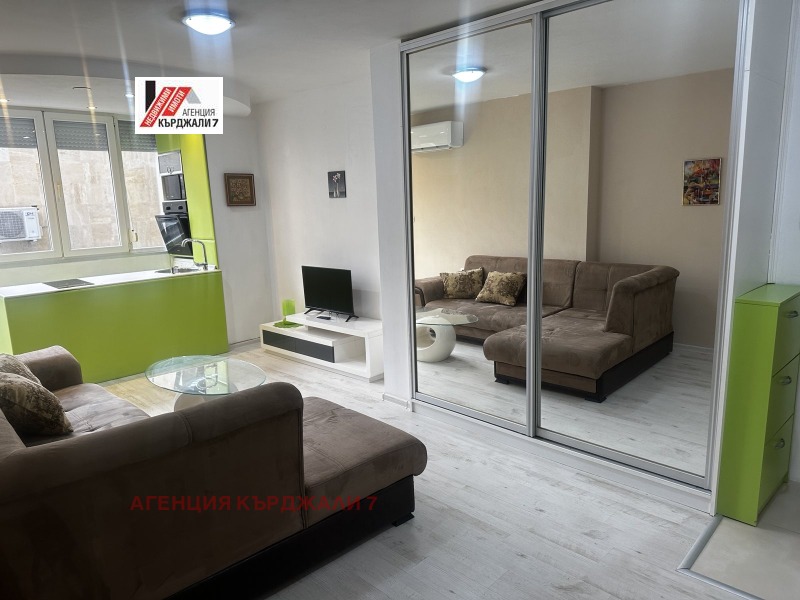 Продава 2-СТАЕН, гр. Кърджали, Център, снимка 2 - Апартаменти - 52770548