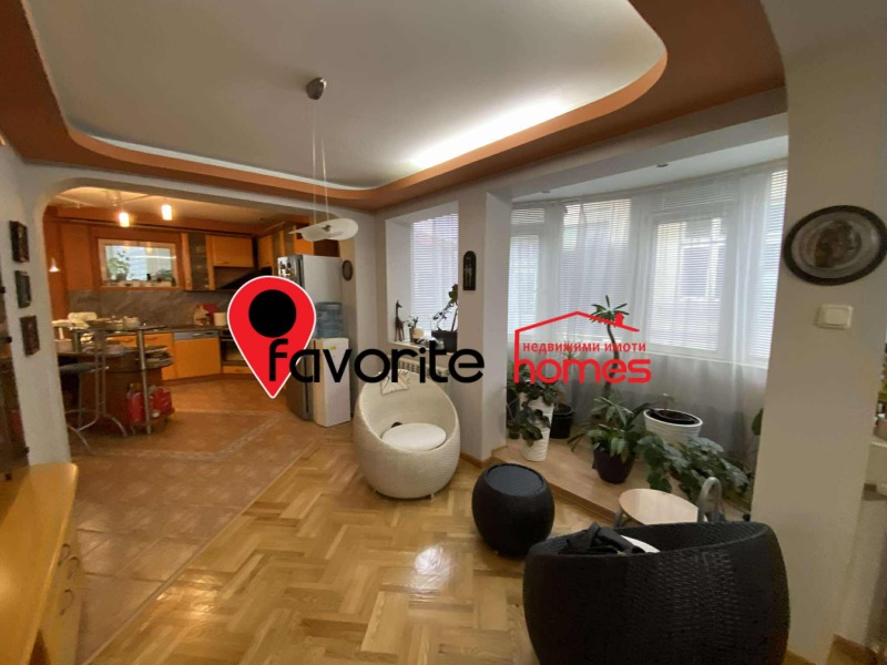 Продава КЪЩА в град Шумен, Център - 415 кв.м / 490 000 € » 958 356.70 лв., ФАВОРИТ НЕДВИЖИМИ ИМОТИ
