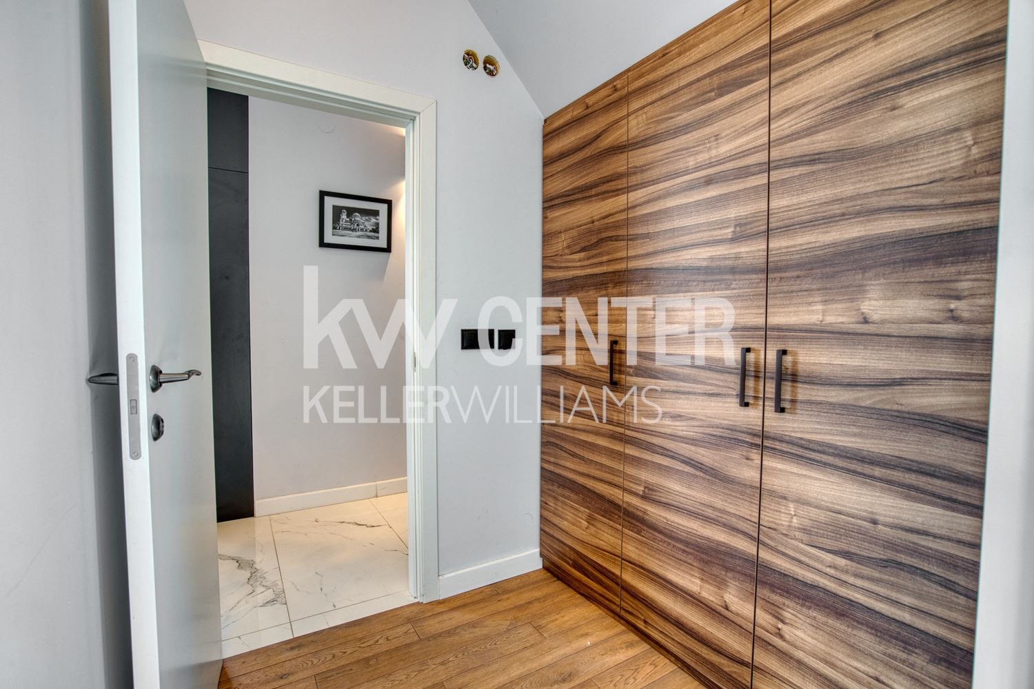Продава МНОГОСТАЕН, гр. София, Център, снимка 16 - Апартаменти - 56271506