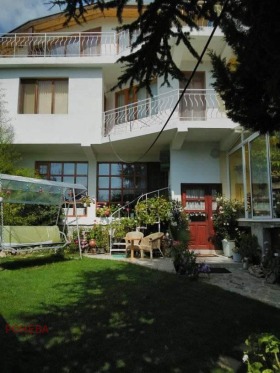 Haus k.k. Sw.Sw. Konstantin i Elena, Warna