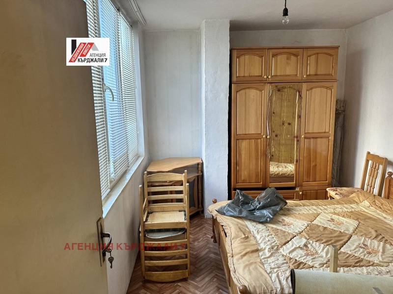 Продава 3-СТАЕН, гр. Кърджали, Веселчане, снимка 1 - Aпартаменти - 49267407