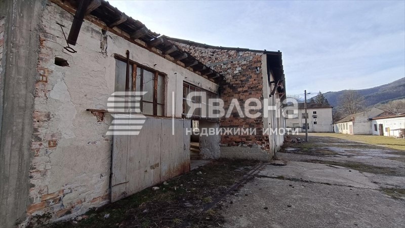Продава ПРОМ. ПОМЕЩЕНИЕ, гр. Етрополе, област София област, снимка 5 - Производствени сгради - 55125411