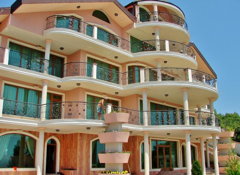 Продава  Хотел град Варна , м-т Манастирски рид , 2000 кв.м | 25794069 - изображение [12]