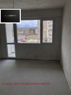 2 slaapkamers Iztok, Pernik 7