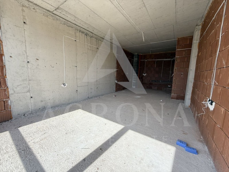 Продава  2-стаен град Пловдив , Остромила , 74 кв.м | 53742058 - изображение [2]