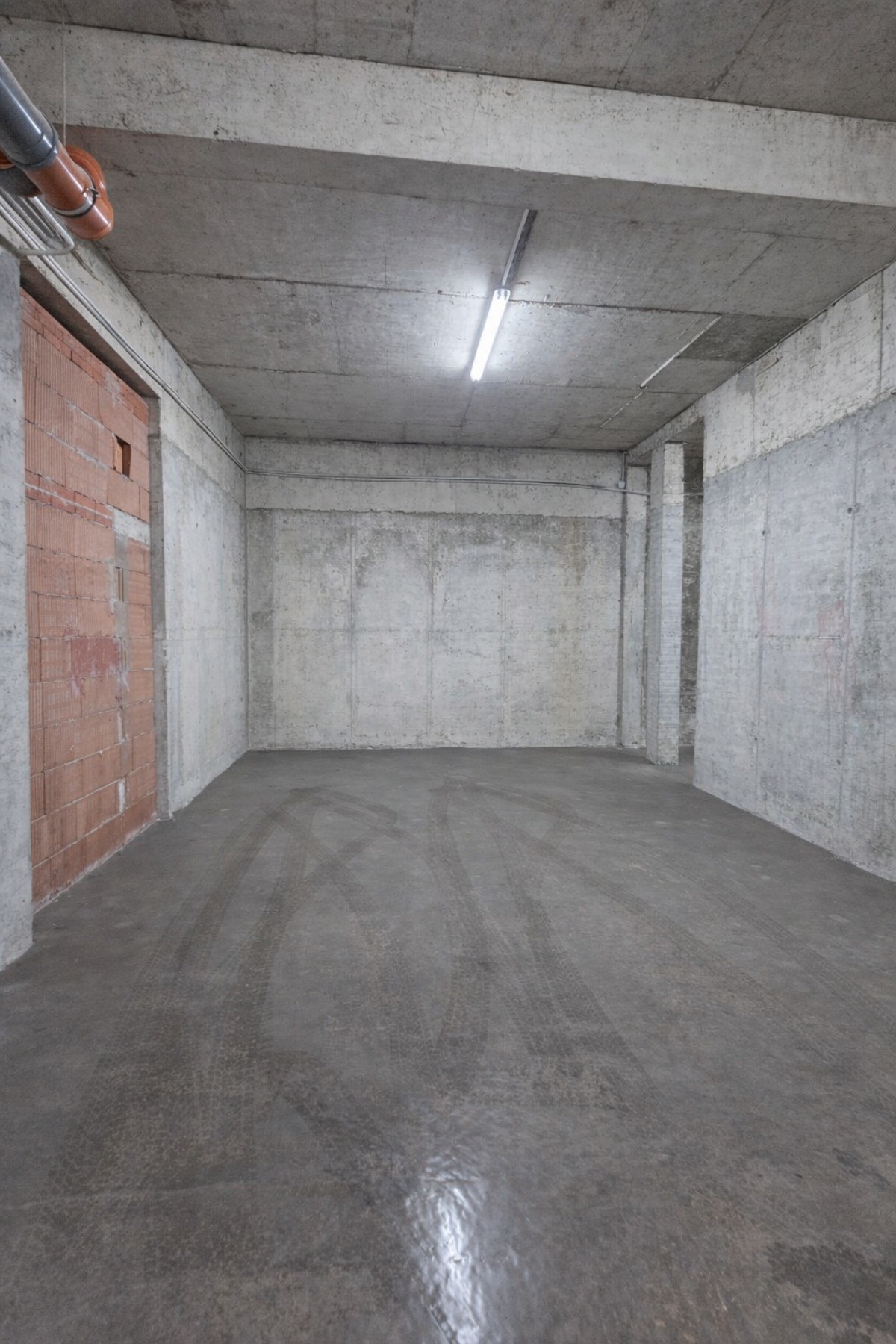 Продава ГАРАЖ, ПАРКОМЯСТО, гр. Варна, Левски 1