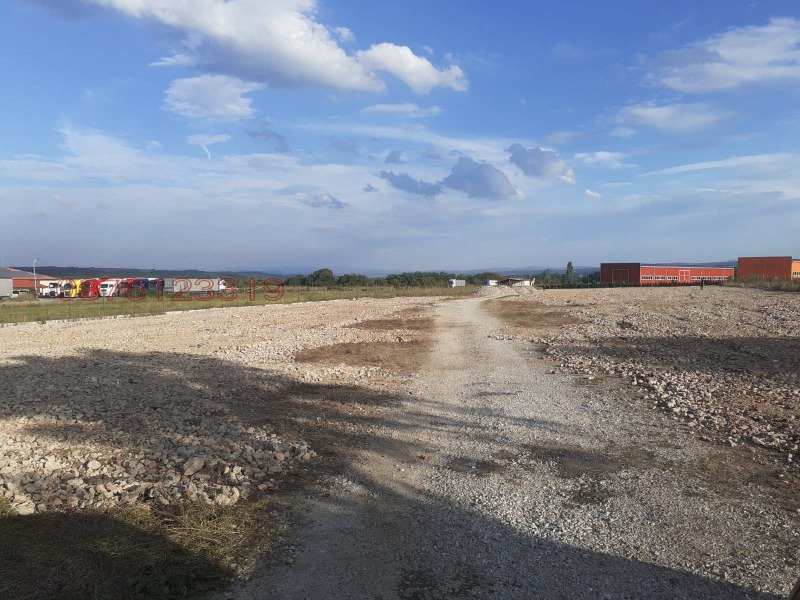 Продава  Парцел град Враца , Промишлена зона - Изток , 8499 кв.м | 14938802 - изображение [2]