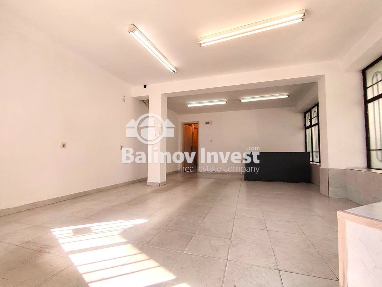 Продава МАГАЗИН, гр. Варна, Централна поща, снимка 2 - Магазини - 53786005