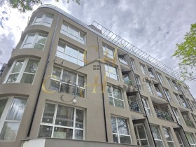 Studie Kolhozen pazar, Varna