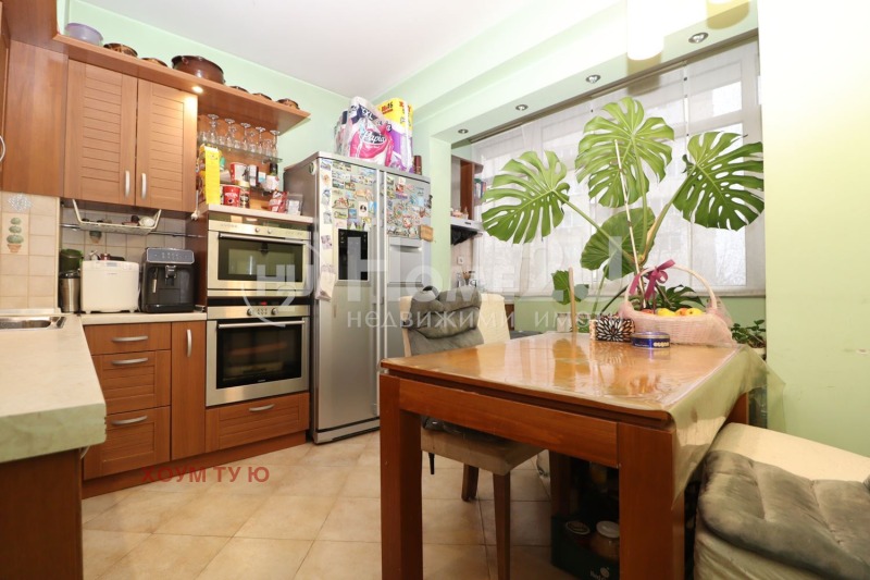 Продава 4-СТАЕН, гр. София, Света Троица