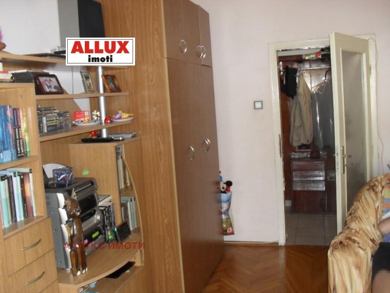 Продава 3-СТАЕН, гр. Русе, Възраждане, снимка 2 - Апартаменти - 53300181