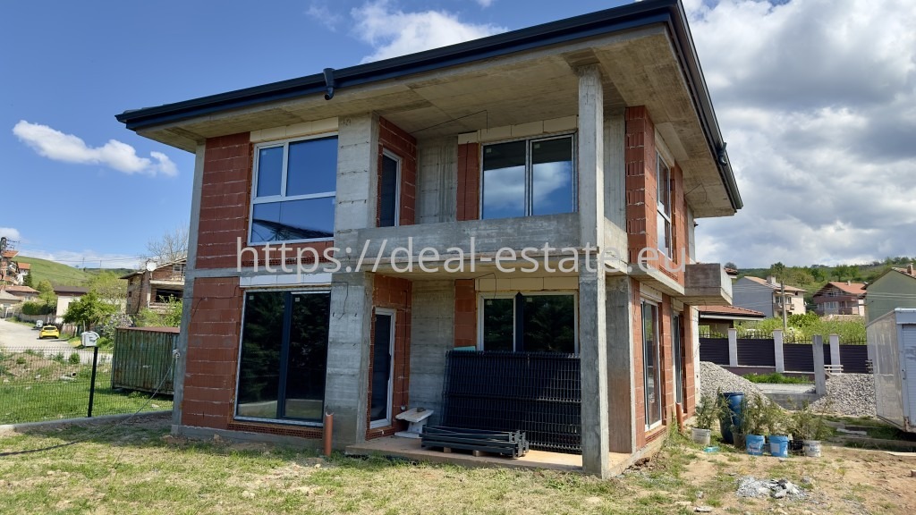 Продава КЪЩА, с. Изгрев, област Благоевград