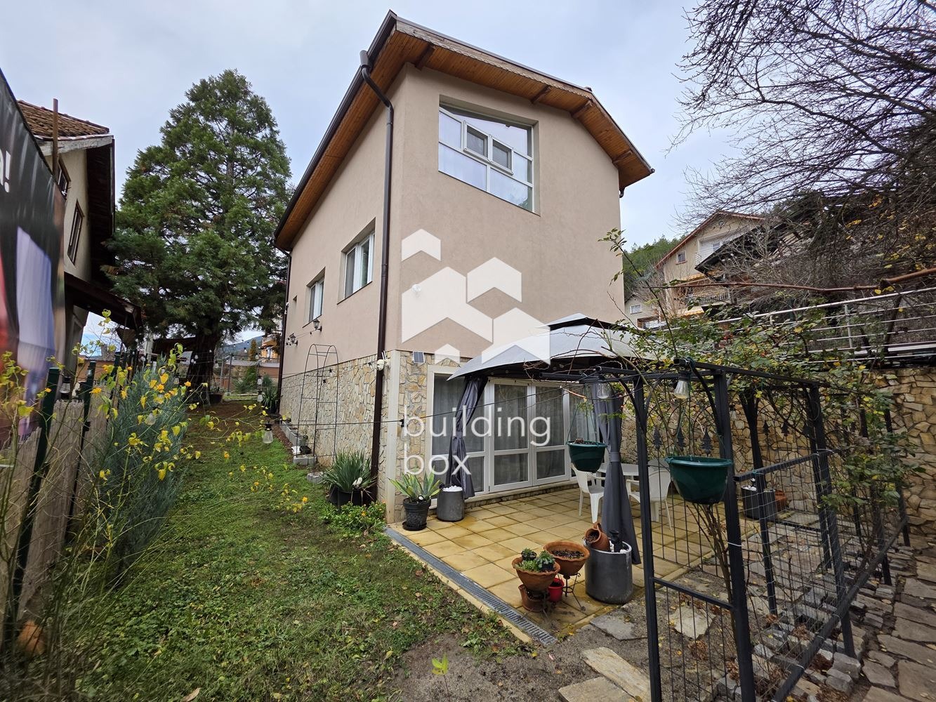 Продава КЪЩА, с. Искрец, област София област