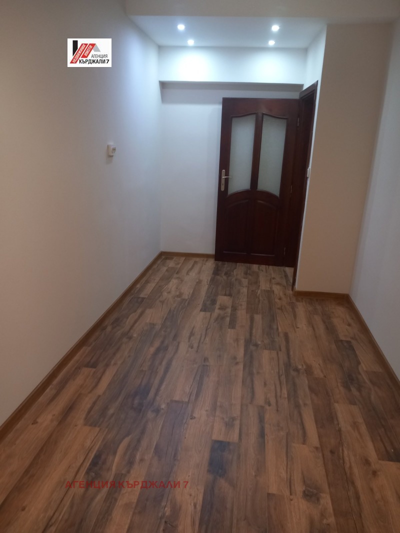 Продава  3-стаен град Кърджали , Център , 65 кв.м | 33121915 - изображение [7]