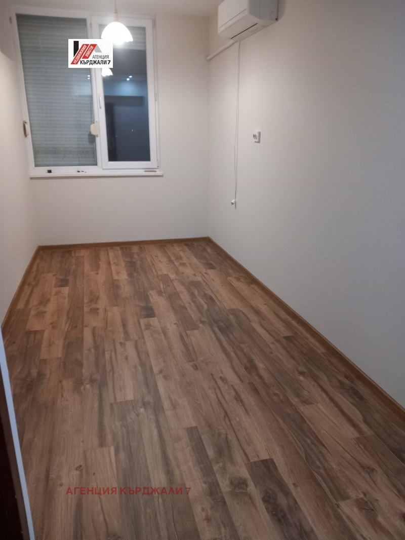 Продава  3-стаен град Кърджали , Център , 65 кв.м | 33121915 - изображение [8]