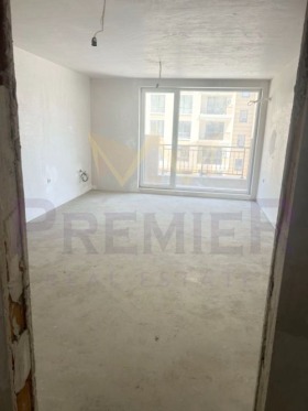 1 chambre Vazrajdane 1, Varna