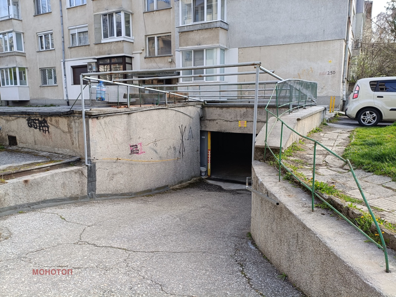 Продава ГАРАЖ, ПАРКОМЯСТО, гр. София, Гео Милев, снимка 7 - Гаражи и паркоместа - 54054445