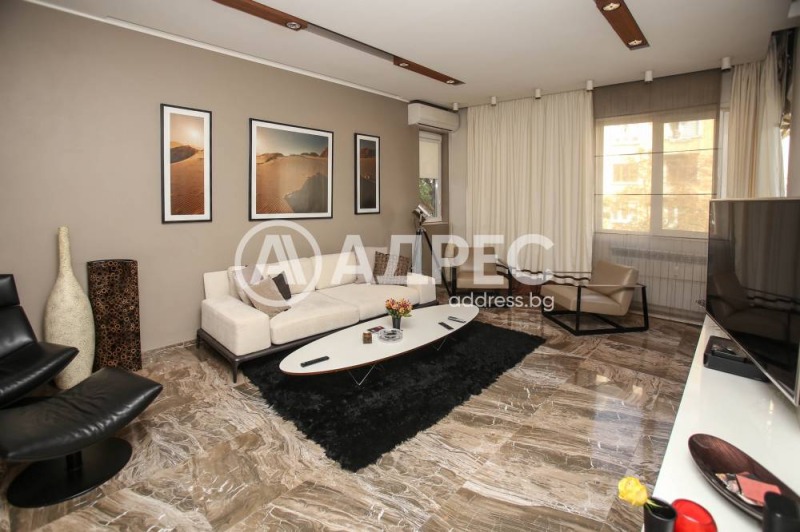 À venda  2 quartos Sofia , Centar , 118 m² | 50236680