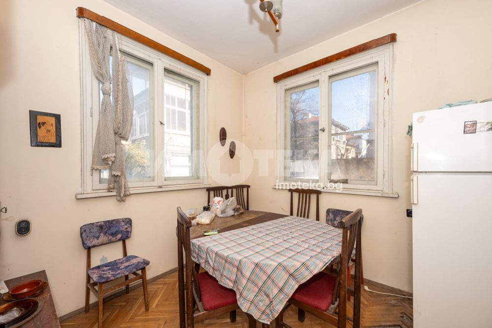 Продава ЕТАЖ ОТ КЪЩА, гр. Пловдив, Център, снимка 2 - Етаж от къща - 53101037