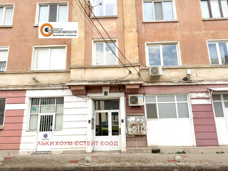 Продава  3-стаен град Перник , Център , 85 кв.м | 23434460