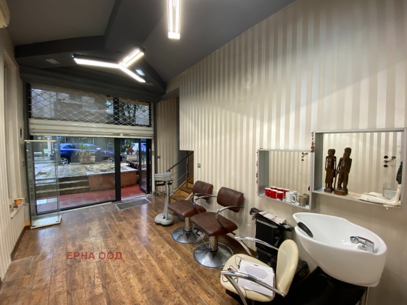 Продава ФРИЗЬОРСКИ/КОЗМЕТИЧЕН САЛОН в град София, Стрелбище - 46 кв.м / 149 700 € » 292 787.75 лв., ЕРНА ООД