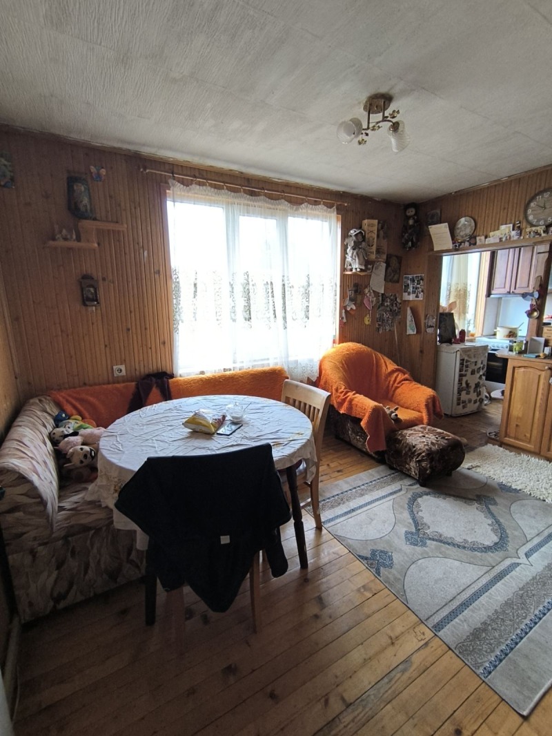 Продава ЕТАЖ ОТ КЪЩА, гр. Дебелец, област Велико Търново, снимка 2 - Етаж от къща - 53534815