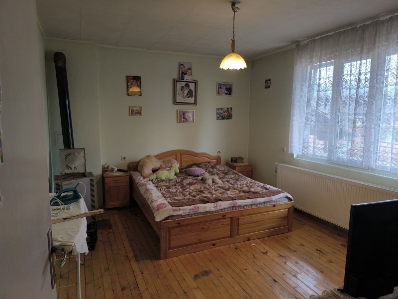 Продава ЕТАЖ ОТ КЪЩА, гр. Дебелец, област Велико Търново, снимка 6 - Етаж от къща - 53534815