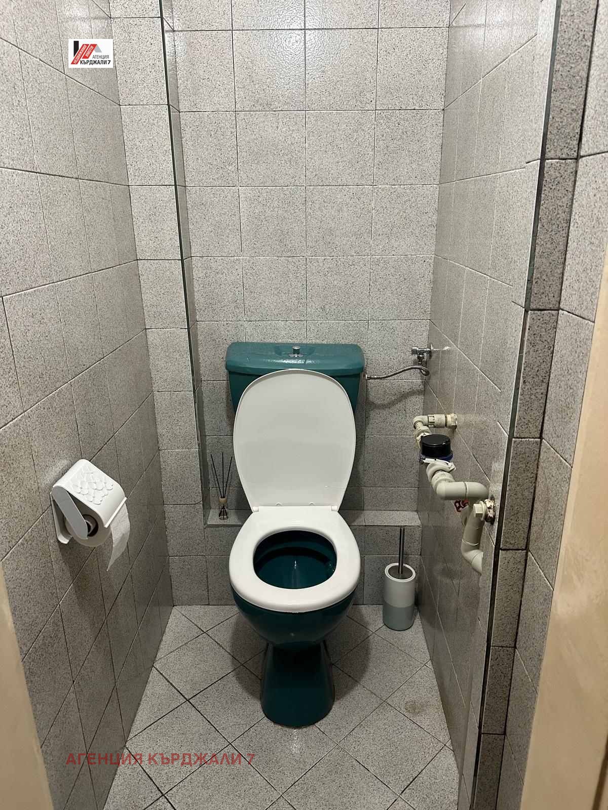 Продава МНОГОСТАЕН, гр. Кърджали, Център, снимка 10 - Апартаменти - 54134321