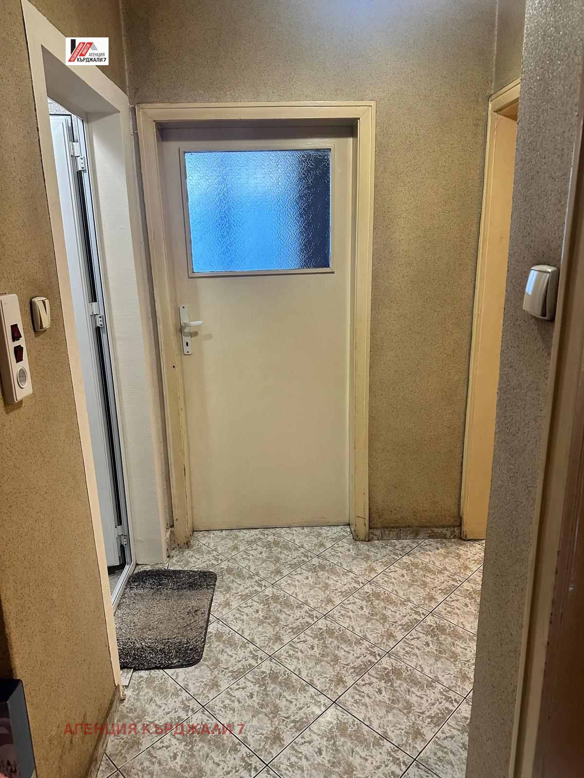 Продава МНОГОСТАЕН, гр. Кърджали, Център, снимка 8 - Апартаменти - 54134321